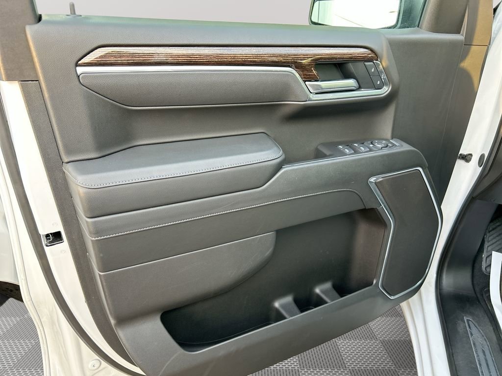 Used 2025 Summit White GMC Elevation image 24