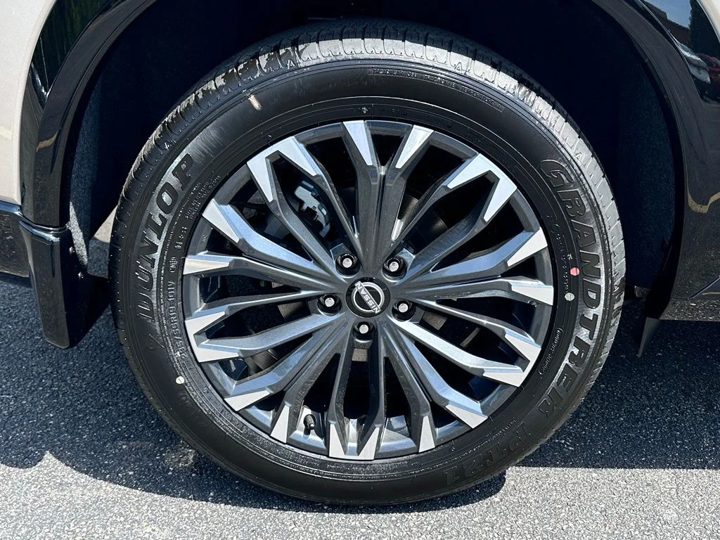New 2026 Champagne Silver Metallic / Super Black Two-tone Nissan Platinum image 10