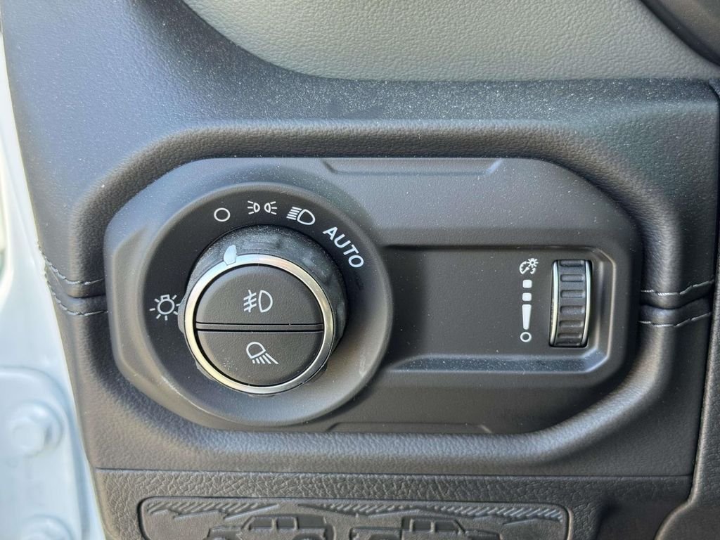 Used 2025 White Jeep Mojave image 27