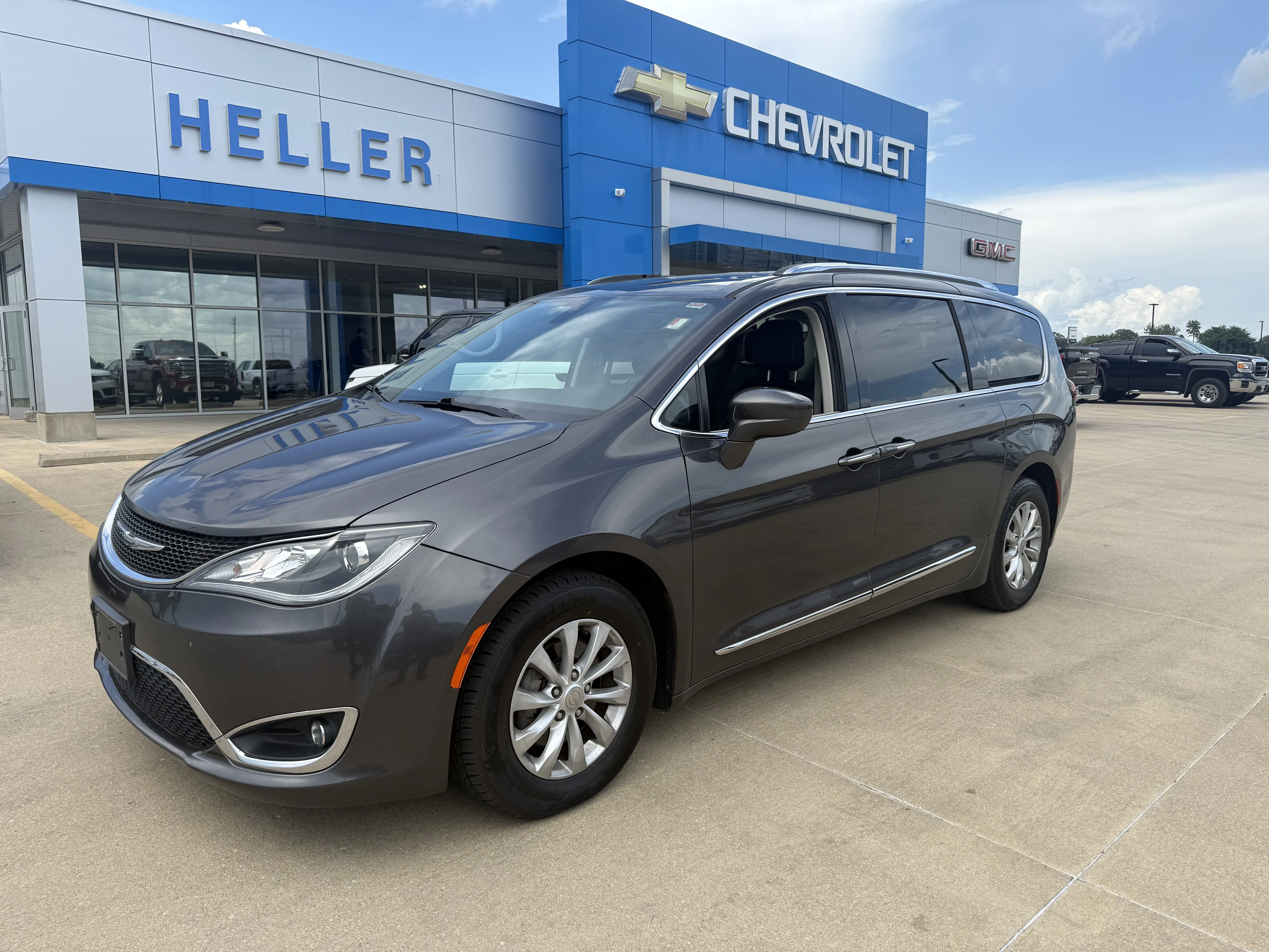 Used 2018 Granite Crystal Metallic Clearcoat Chrysler Touring L Plus image 3