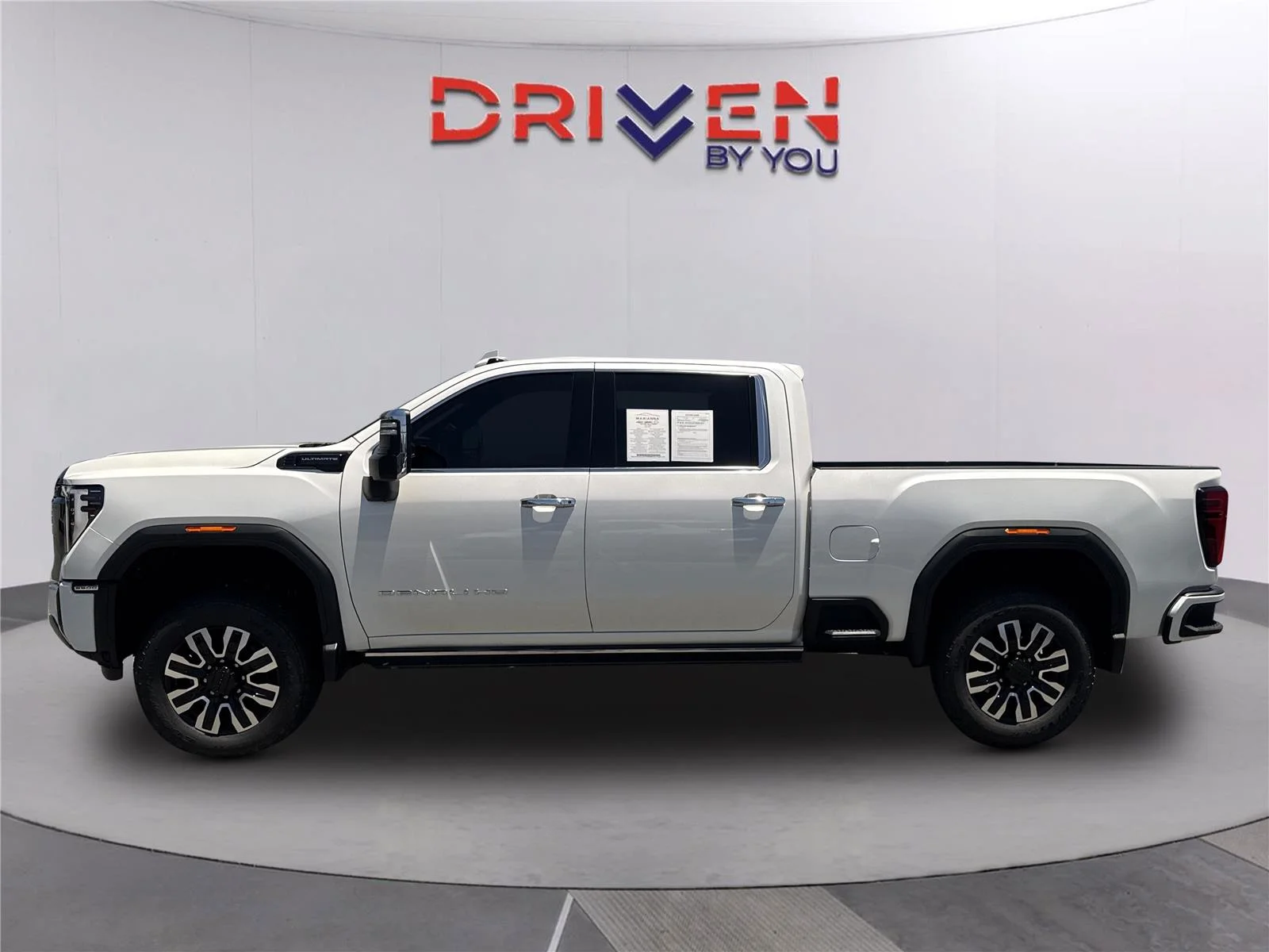 Used 2024 White Frost Tricoat GMC Denali Ultimate image 7