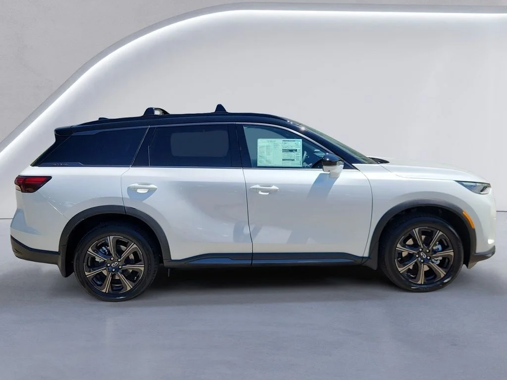 New 2027 2T RAD WHT INFINITI Autograph AWD image 3
