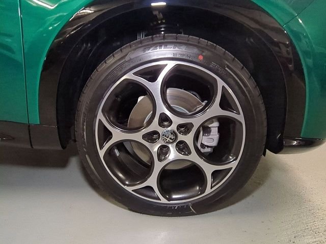 New 2025 Verde (Green) Fangio Metallic Exterior Paint Alfa Romeo Base image 9