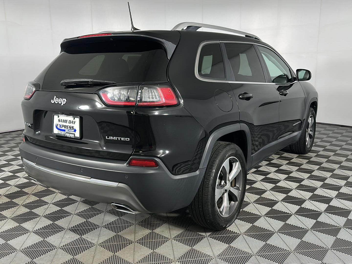 Used 2019 Diamond Black Crystal Pearlcoat Jeep Limited image 25