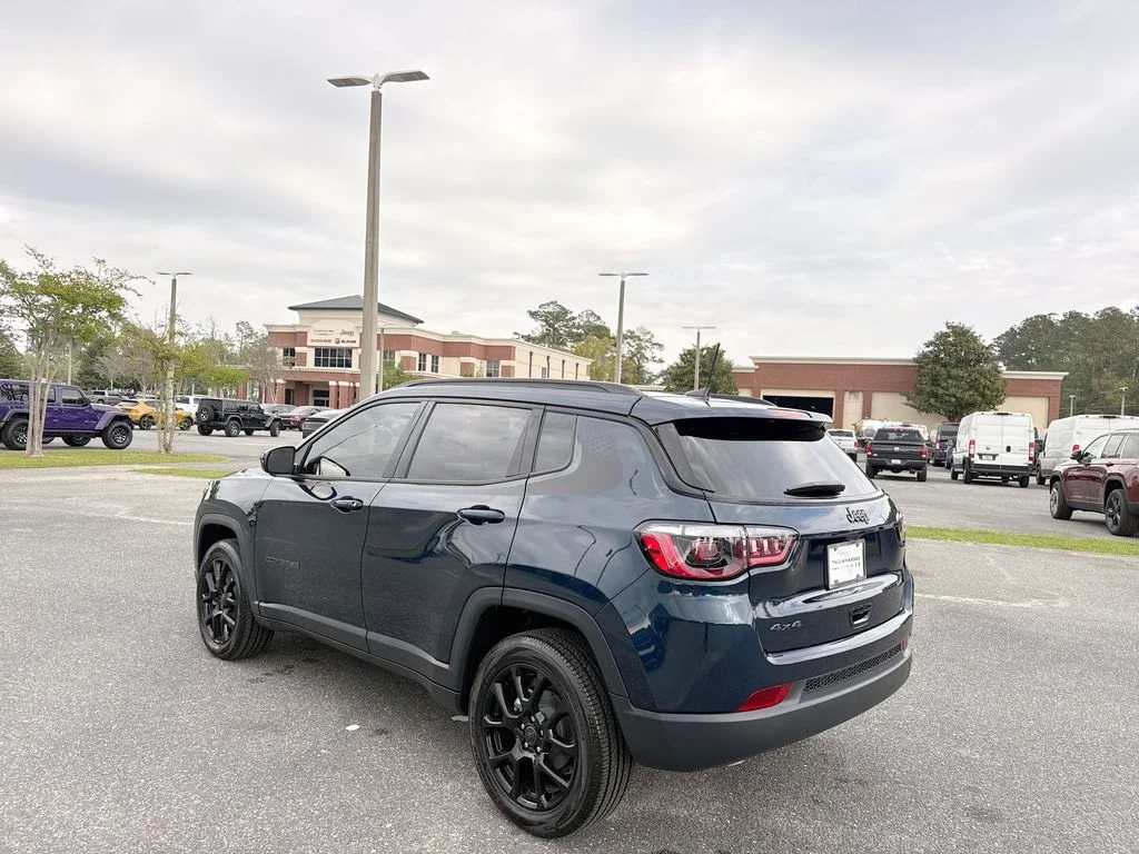 New 2026 Fathom Blue Pearl-Coat Exterior Paint Jeep Latitude image 5