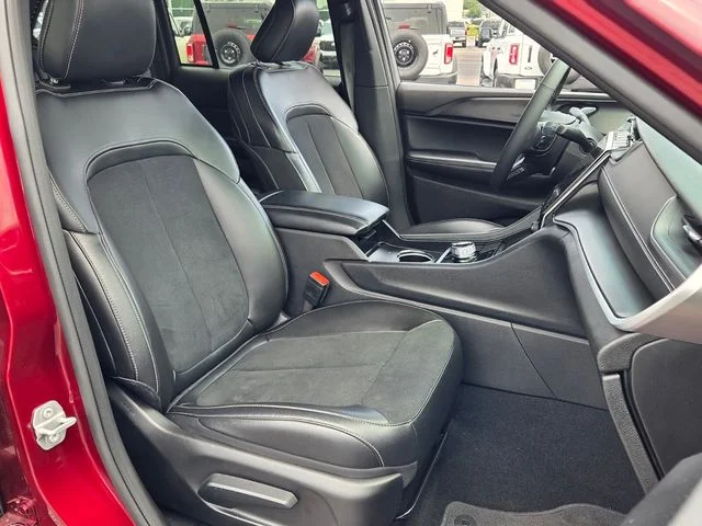 Used 2025 Red Jeep Altitude image 16