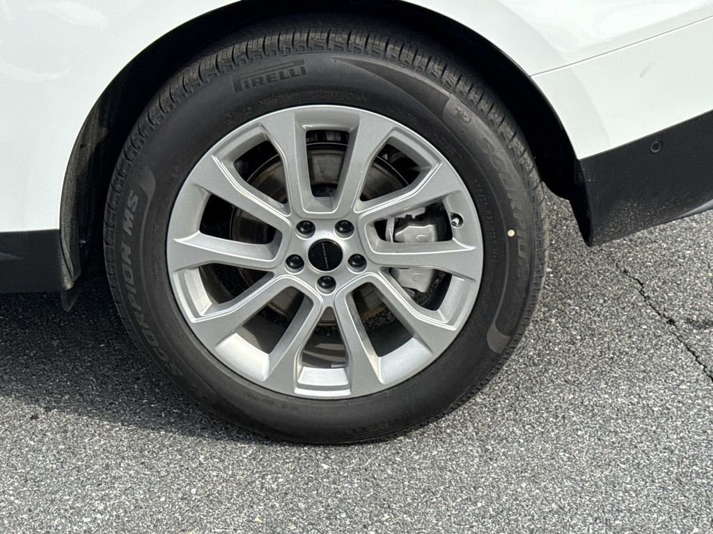New 2026 Fuji White Land Rover SE image 29