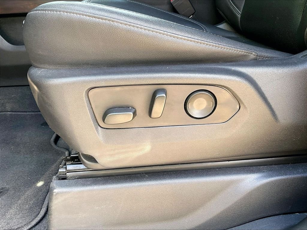 Used 2022 Silver GMC SLT image 25