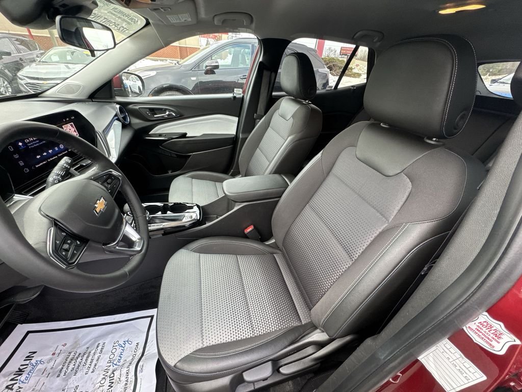 2025 Chevrolet Trax LT - Photo 11
