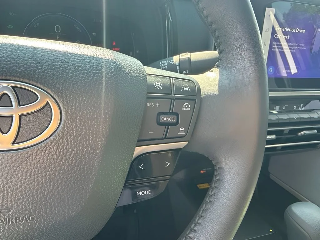 Used 2025 White Toyota LE image 18