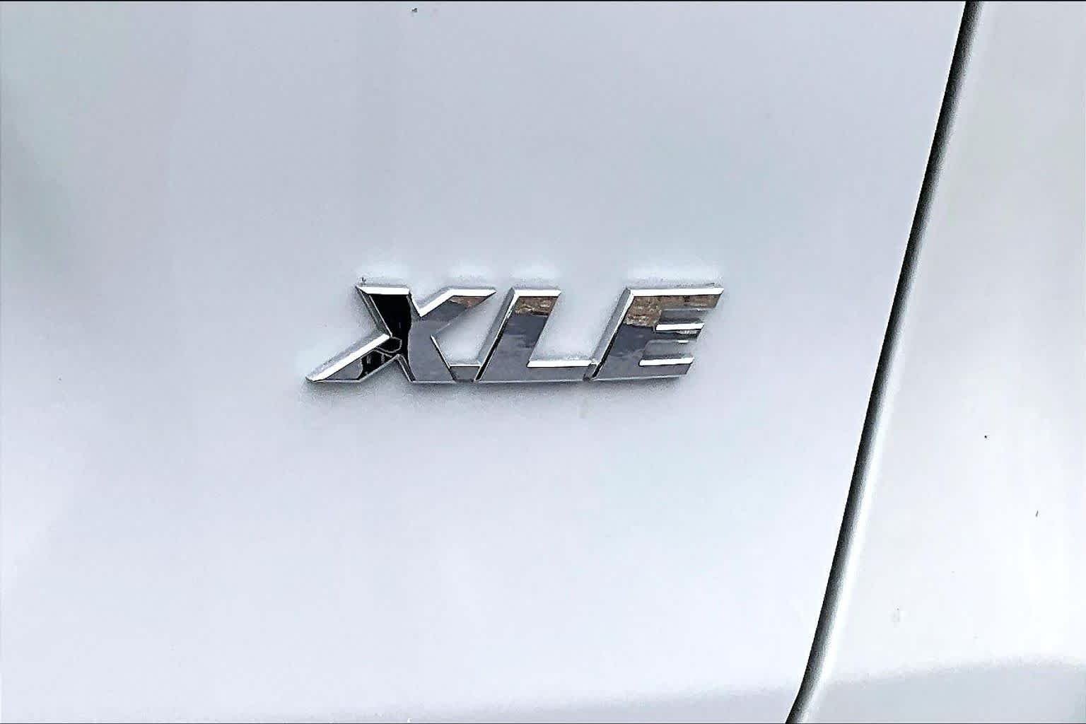 Used 2022 Blizzard Pearl Toyota XLE Premium image 10
