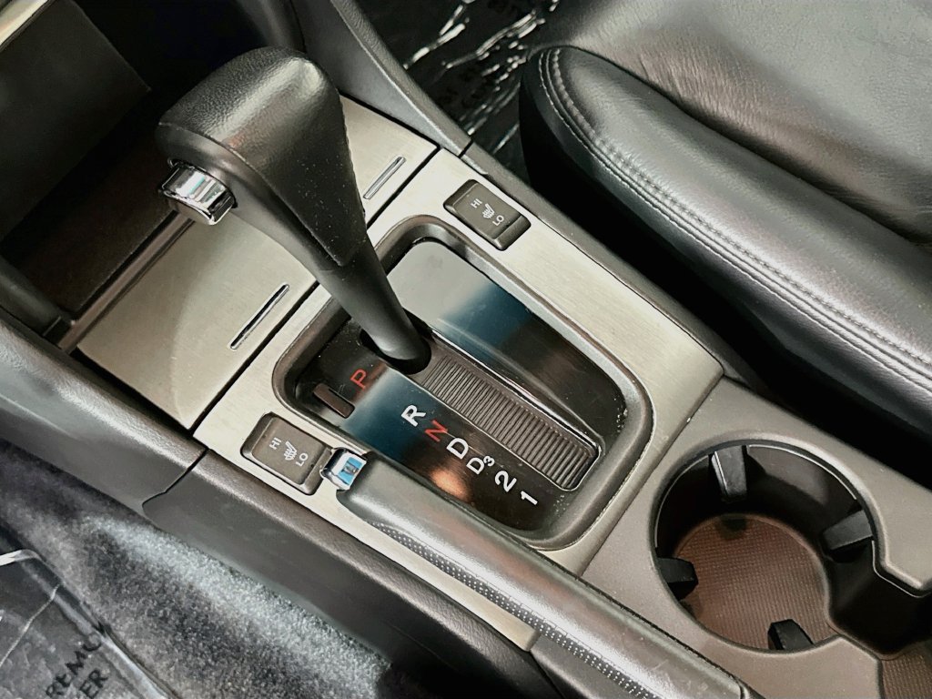 Used 2005 Silver Frost Metallic Honda EX-L image 16