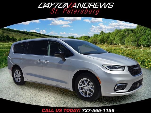 2024 Chrysler Pacifica Touring L's photo