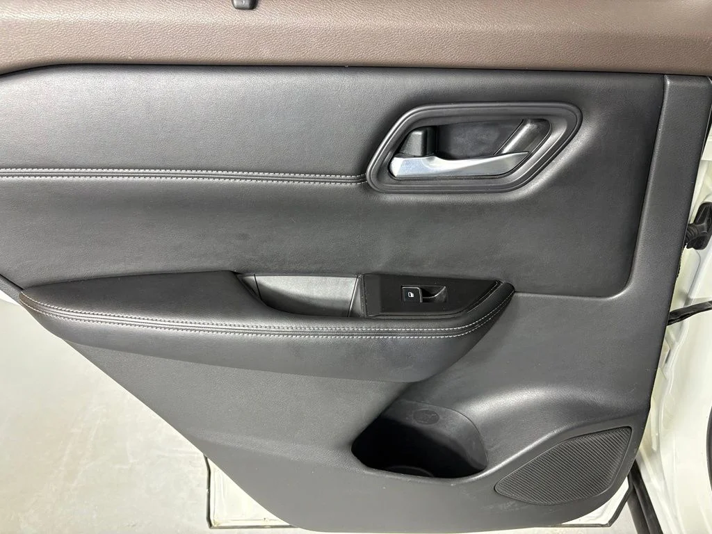 Used 2022 White Nissan SL image 33