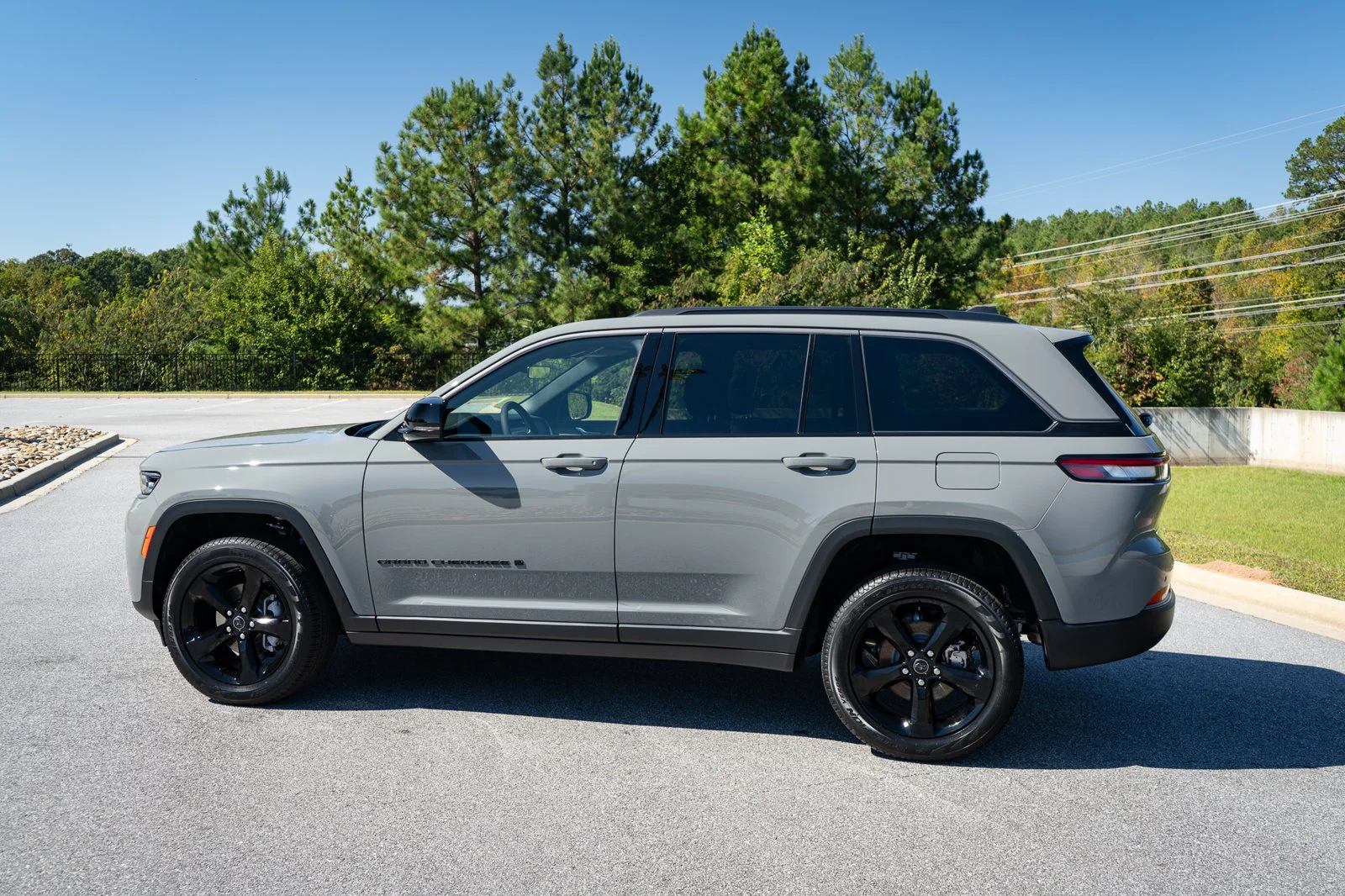 New 2027 Sting-Gray Clear-Coat Paint Jeep Limited image 7