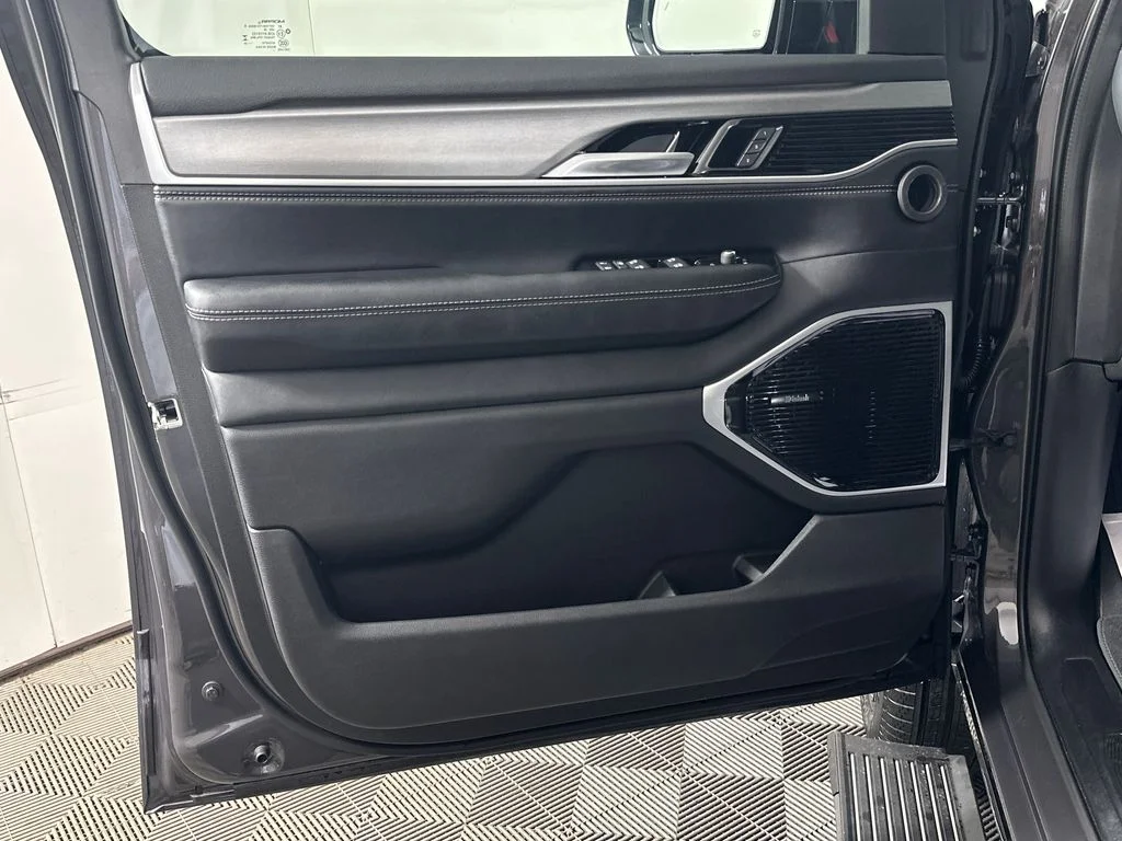 New 2026 Baltic-Gray Metallic Clear-Coat Exterior Paint Jeep Limited Reserve image 18