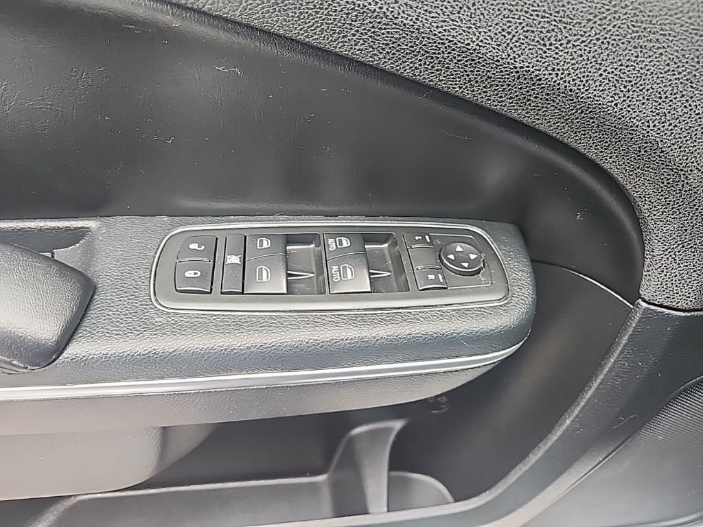 Used 2013 White Chrysler Base image 23