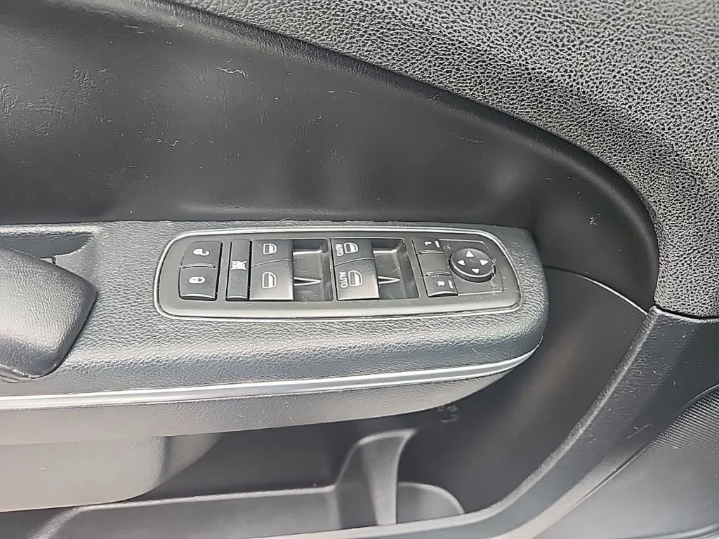 Used 2013 White Chrysler Base image 23
