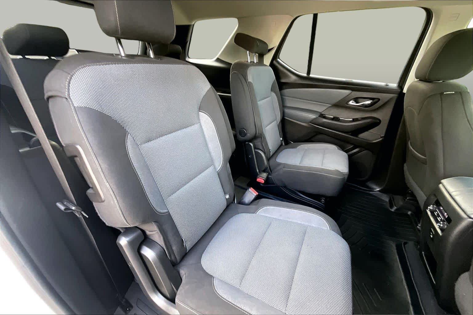 Used 2018 Summit White Chevrolet LT Cloth image 19