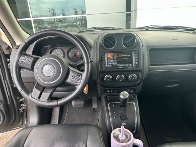 Used 2017 Granite Crystal Clearcoat Metallic Jeep Latitude image 5