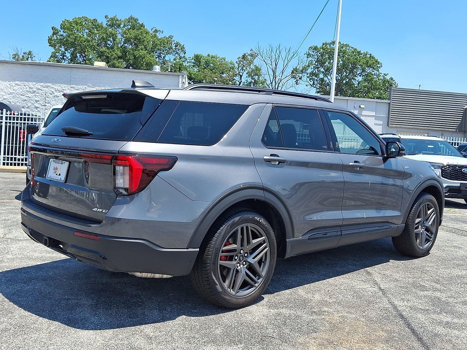 New 2026 Carbonized Gray Metallic Ford ST-Line image 4