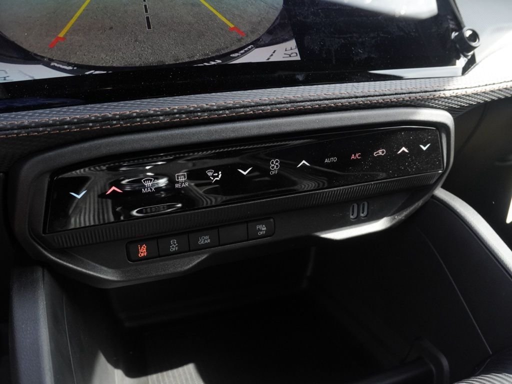 New 2026 Diamond Black Crystal Pearl-Coat Exterior Paint Jeep Limited image 14