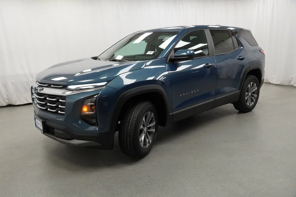 2027 Chevrolet Equinox LT - Photo 4