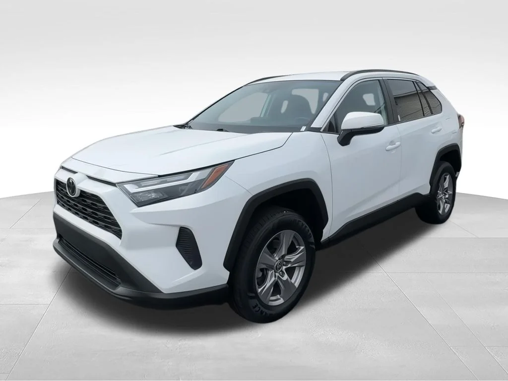 Used 2022 White Toyota XLE image 5