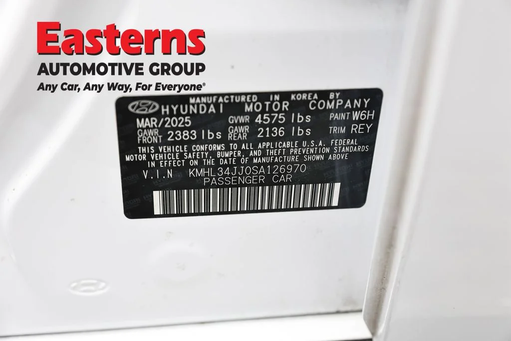Used 2025 White Hyundai SEL image 35
