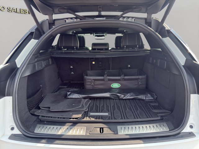Used 2022 White Land Rover R-Dynamic S image 22