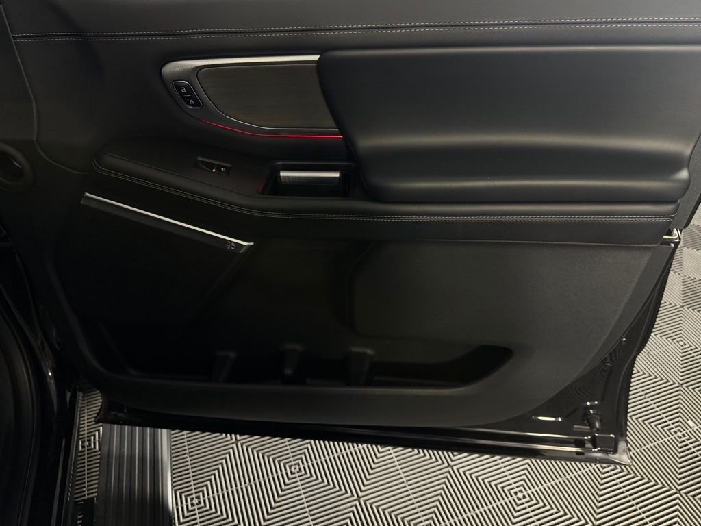 Used 2025 Black Metallic Ford Platinum image 32
