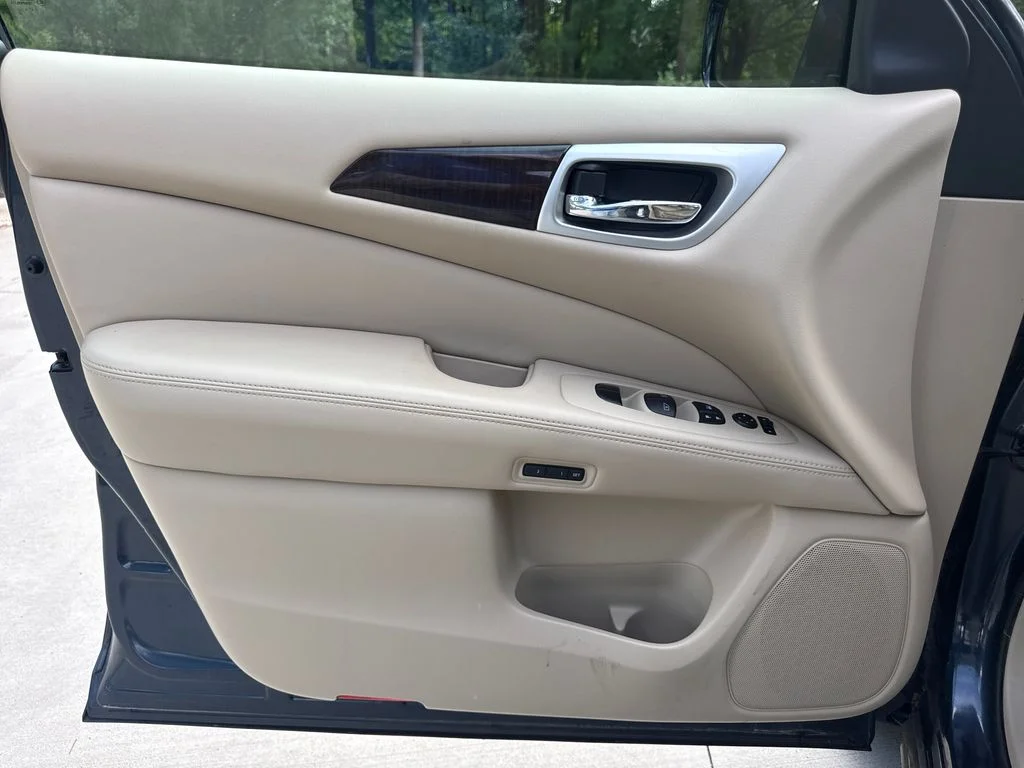 Used 2013 Arctic Blue Nissan SL image 13
