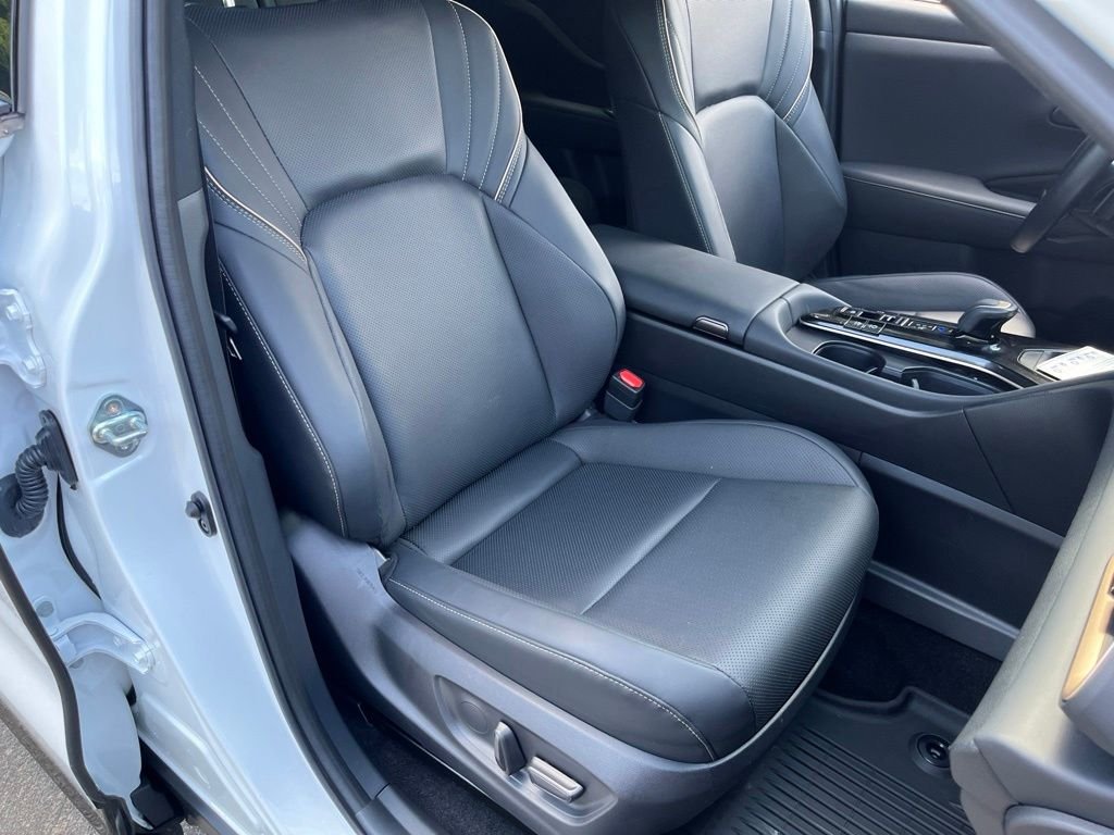 Used 2025 White Toyota XLE image 35