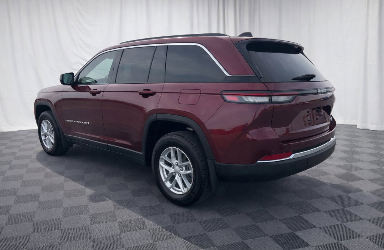 Used 2025 Velvet Red Pearlcoat Jeep Laredo X image 5