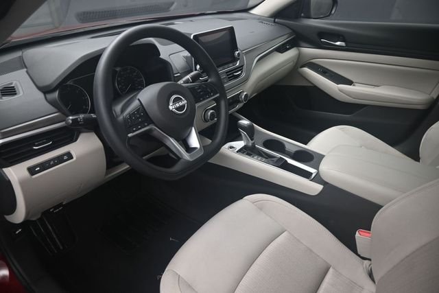 Used 2025 Red Nissan 2.5 SV image 18