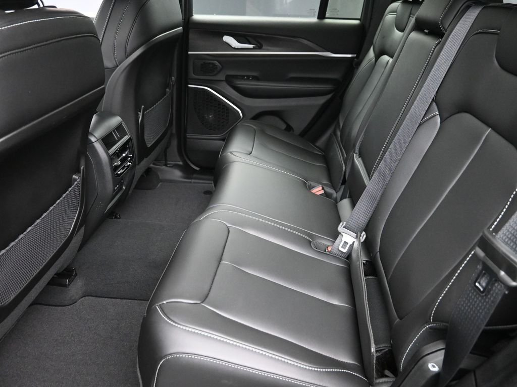 New 2026 Diamond Black Crystal Pearl-Coat Exterior Paint Jeep Limited image 12