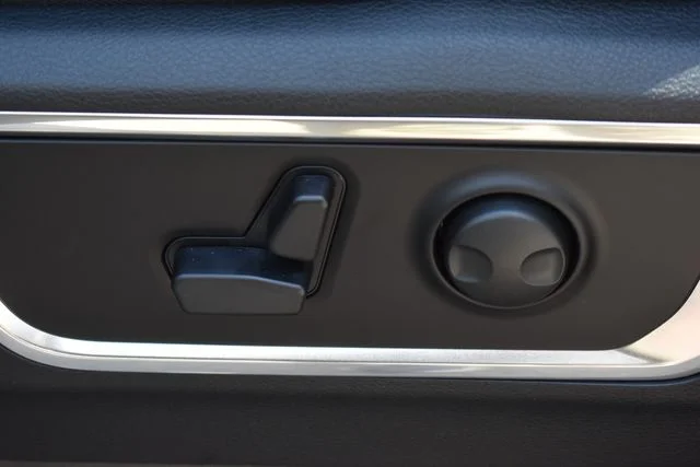New 2026 Diamond Black Crystal Pearl-Coat Exterior Paint RAM Laramie image 31