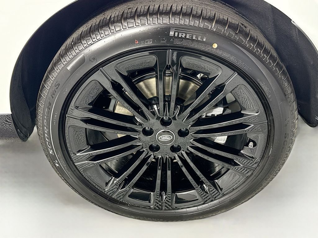 New 2025 Fuji White Land Rover SE image 32