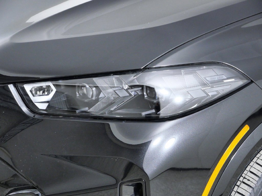 New 2026 Black Sapphire Metallic BMW M60i image 3
