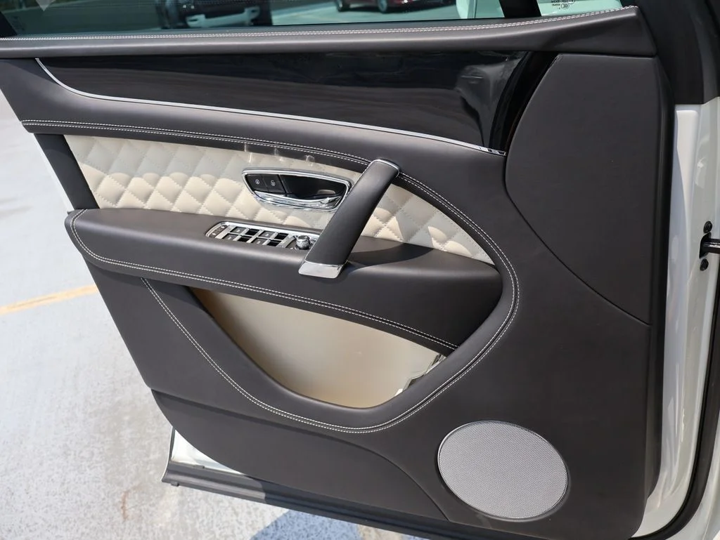 Used 2018 Glacier White Bentley W12 image 36