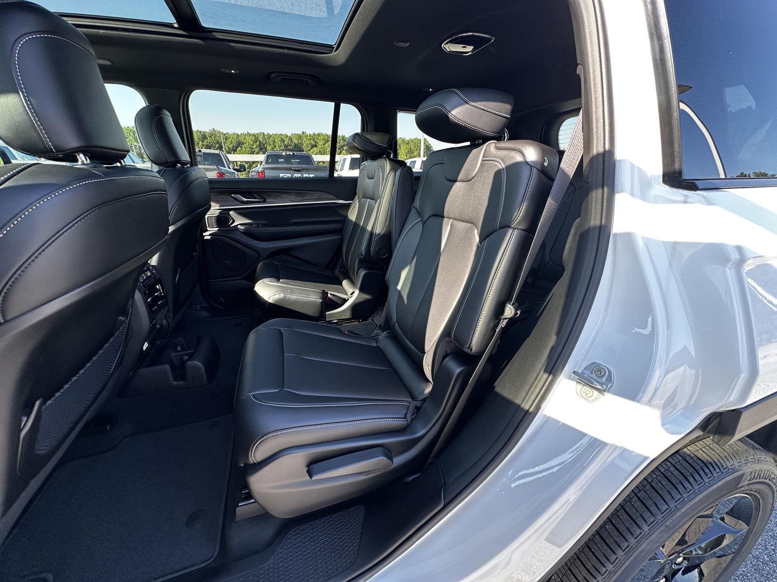 New 2026 Bright White Clear-Coat Exterior Paint Jeep Limited image 10