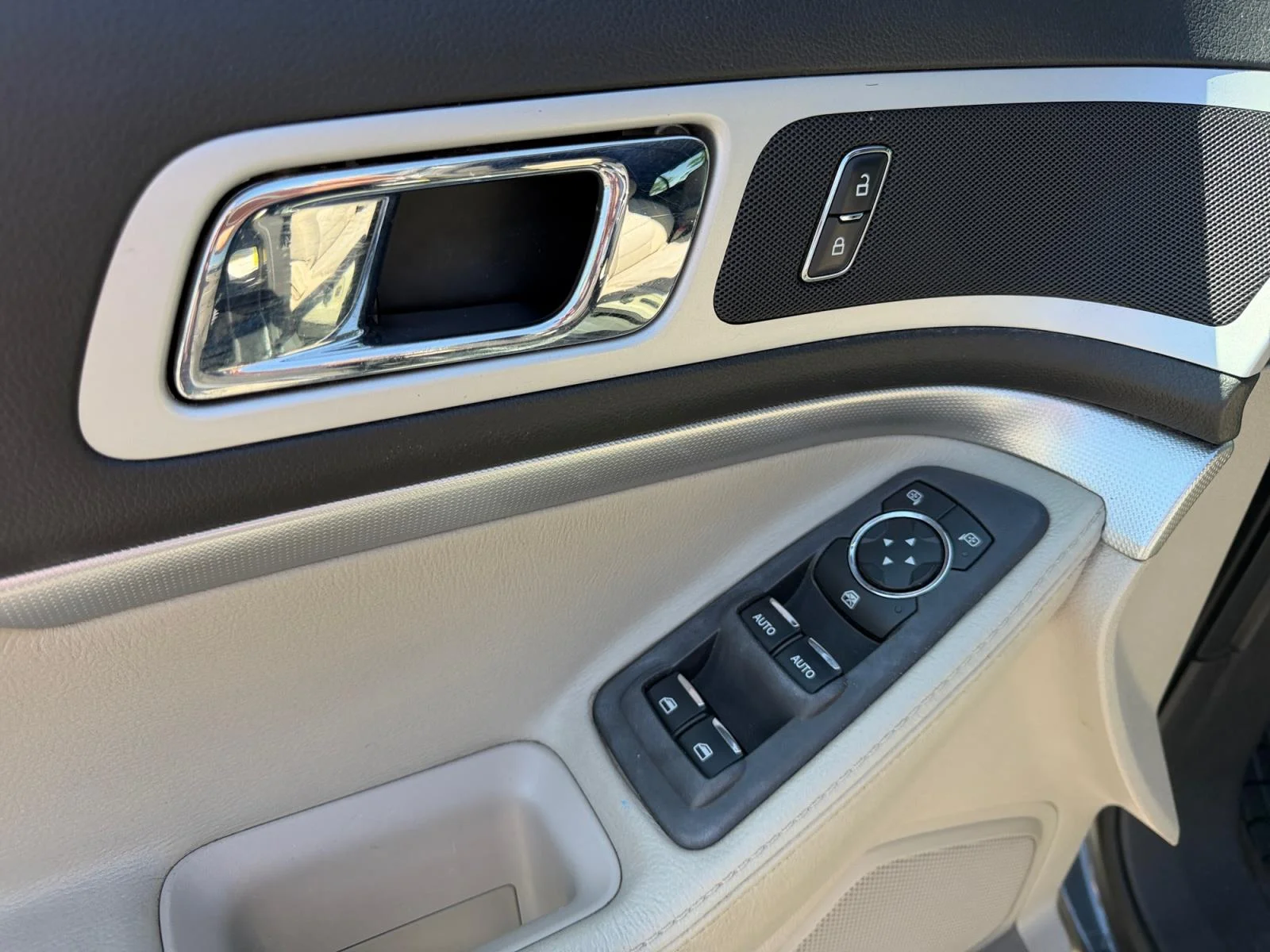 2015 Ford Explorer XLT - Photo 11