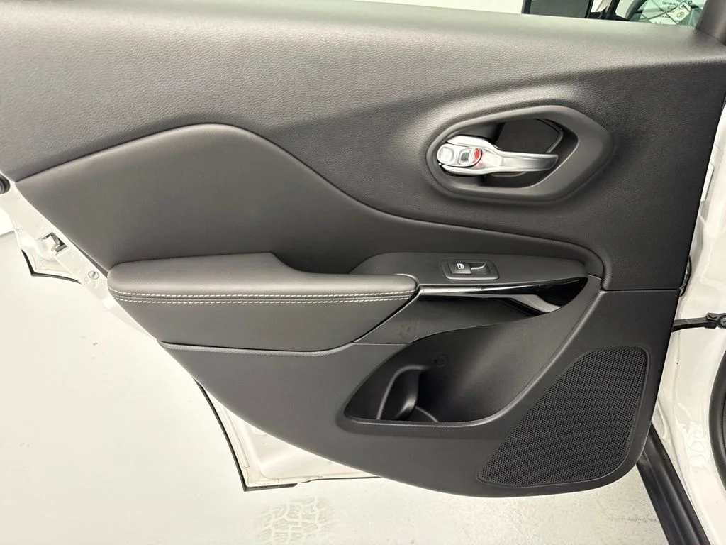 Used 2023 White Jeep Altitude image 16