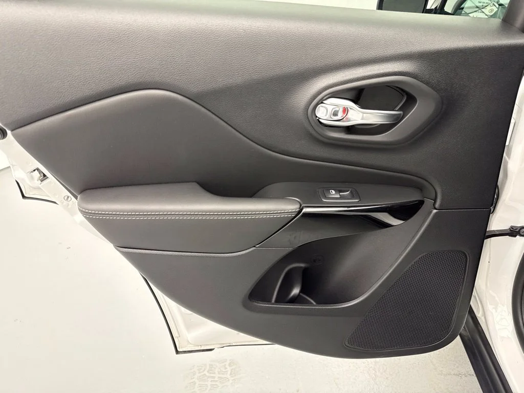 Used 2023 White Jeep Altitude image 16