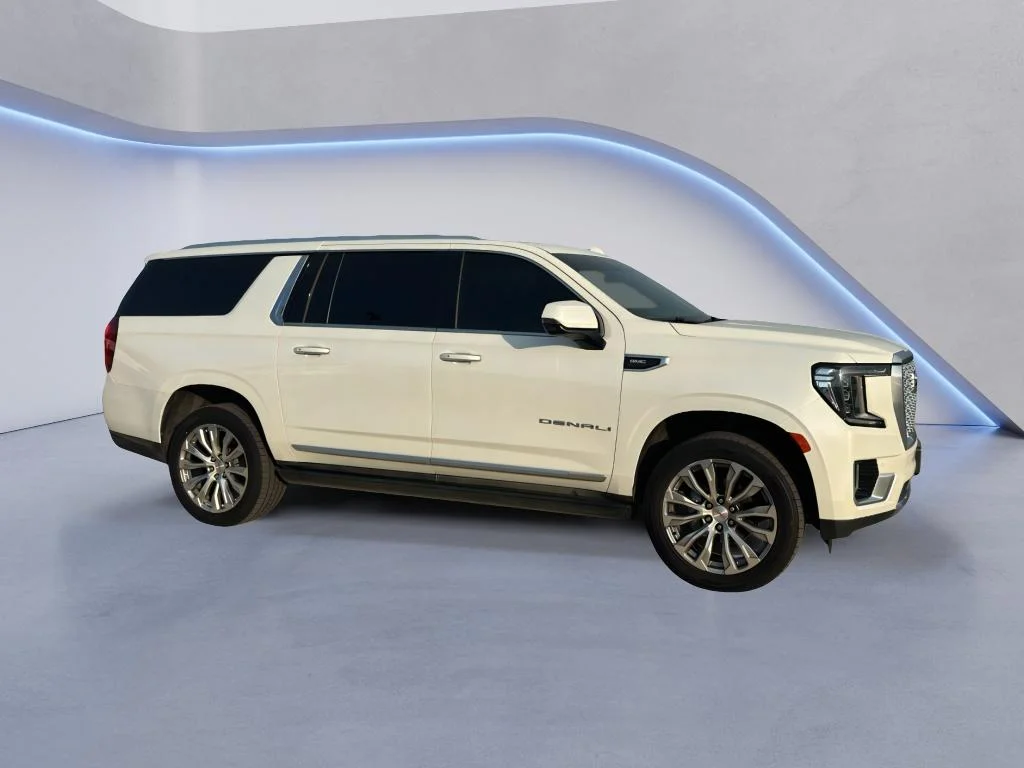 Used 2021 White Frost Tricoat GMC Denali image 3
