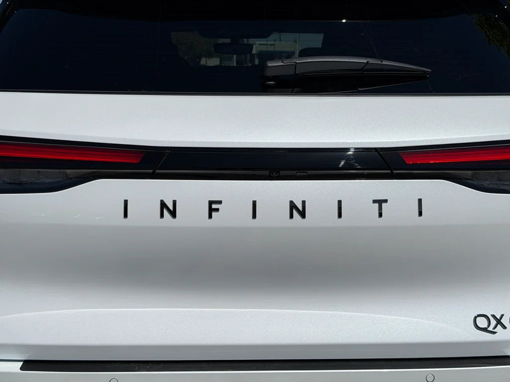 New 2027 2T RAD WHT INFINITI Autograph AWD image 21