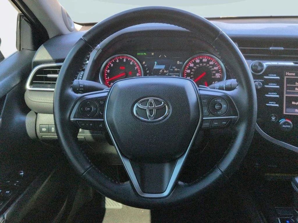 Used 2018 Aqua Toyota XSE V6 image 13