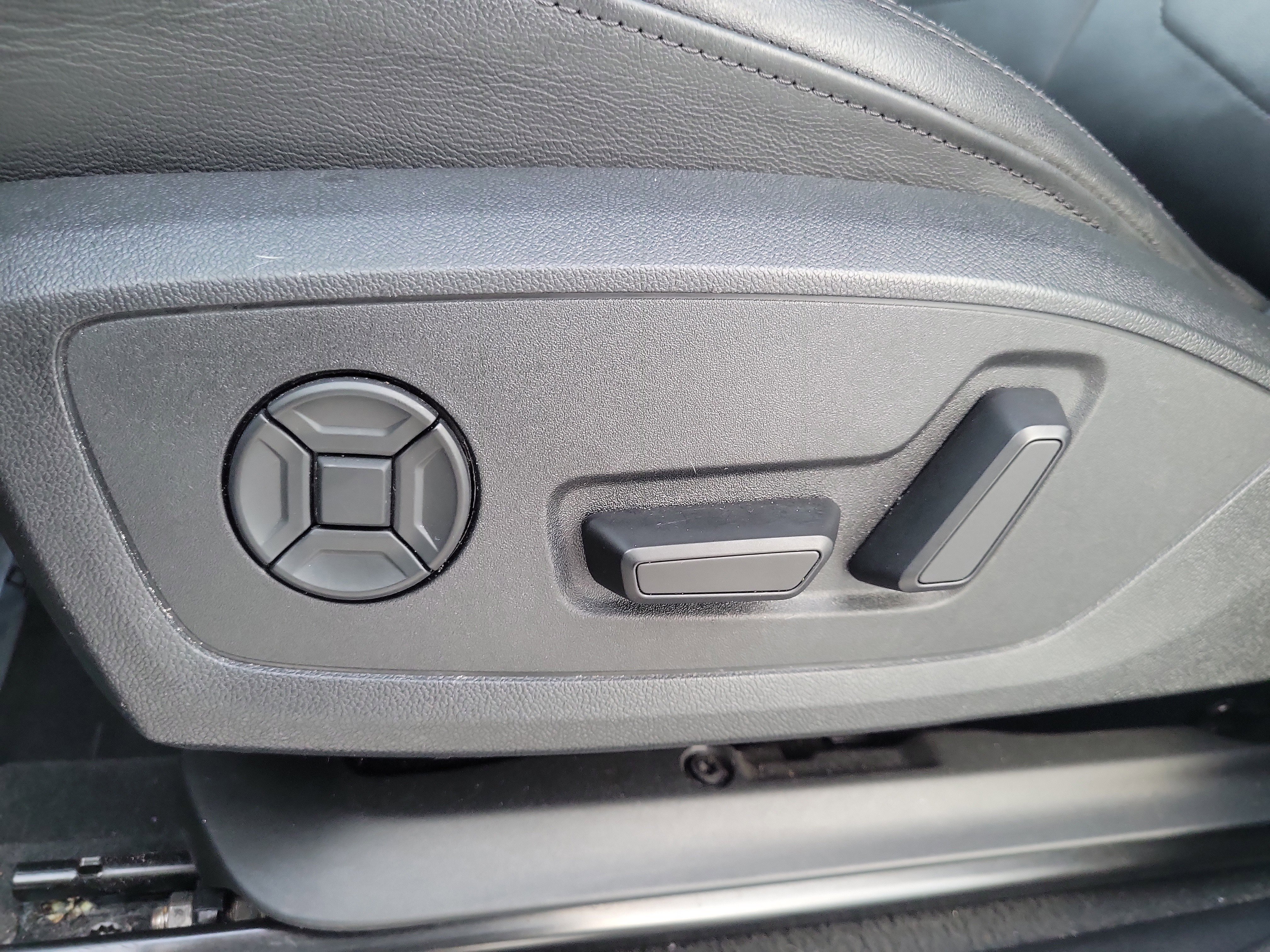 Used 2024 White Audi S line Premium image 15