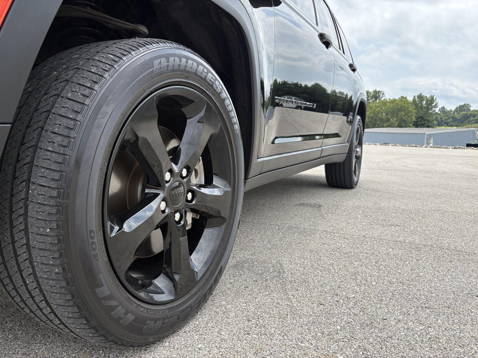 Used 2023 Diamond Black Crystal Pearlcoat Jeep Altitude image 17
