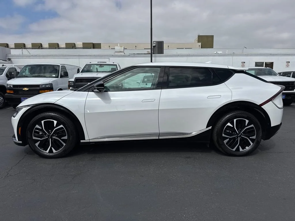 Used 2023 White Kia Wind image 7
